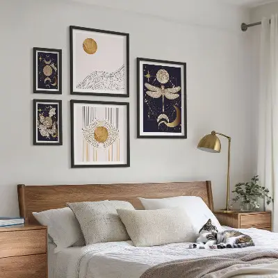 Set slika iznad kauča s motivima svemirskih insekata