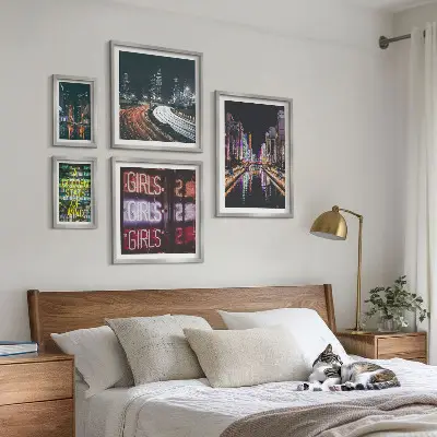 Moderni grad noću u neonu poliptih u okviru