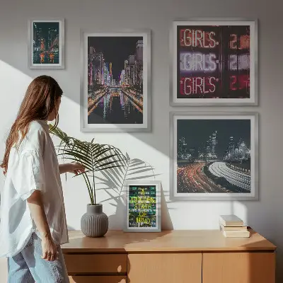 Moderni grad noću u neonu poliptih u okviru