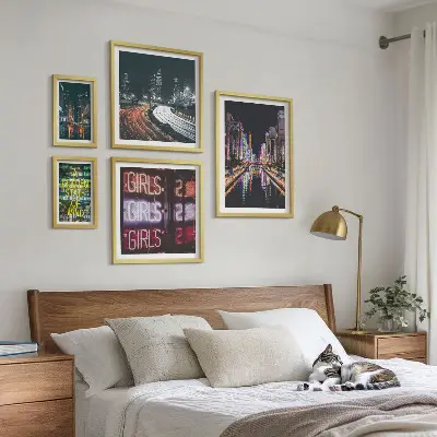 Moderni grad noću u neonu poliptih u okviru