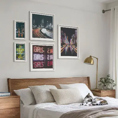 Moderni grad noću u neonu poliptih u okviru
