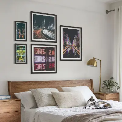 Moderni grad noću u neonu poliptih u okviru