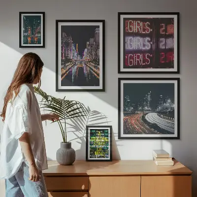 Moderni grad noću u neonu poliptih u okviru