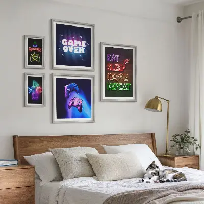 Set slika iznad kauča s motivima neonskih računalnih igara