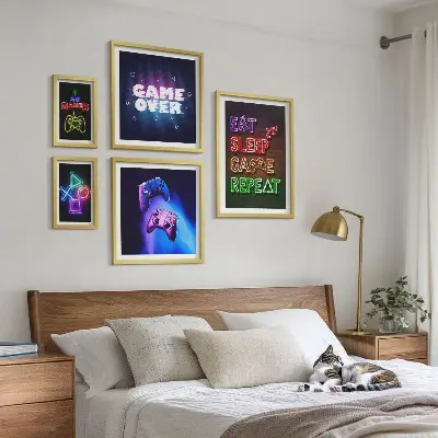 Set slika iznad kauča s motivima neonskih računalnih igara