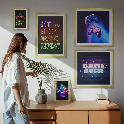 Set slika iznad kauča s motivima neonskih računalnih igara