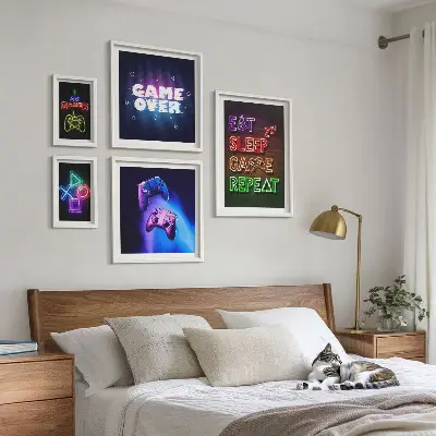 Set slika iznad kauča s motivima neonskih računalnih igara