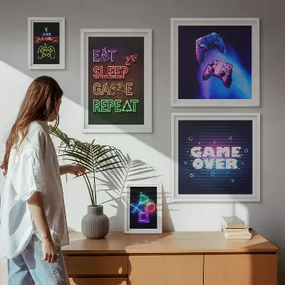 Set slika iznad kauča s motivima neonskih računalnih igara