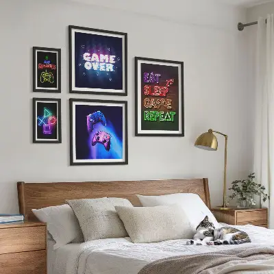 Set slika iznad kauča s motivima neonskih računalnih igara
