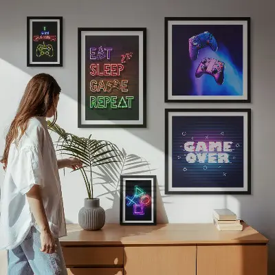 Set slika iznad kauča s motivima neonskih računalnih igara