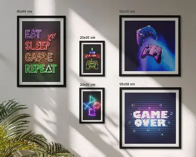 Set slika iznad kauča s motivima neonskih računalnih igara