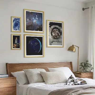 Otkrića astronauta u svemiru poliptih u okviru