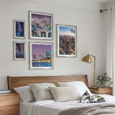 Set od 5 slika u okviru gradski noćni pejzaži s neonskim svjetlima