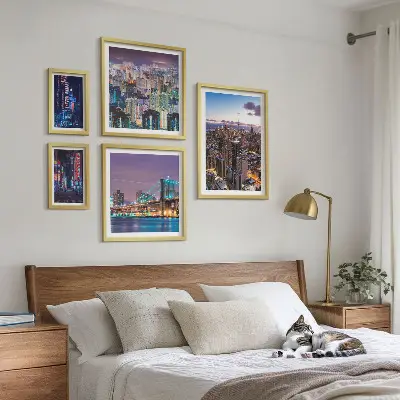 Set od 5 slika u okviru gradski noćni pejzaži s neonskim svjetlima