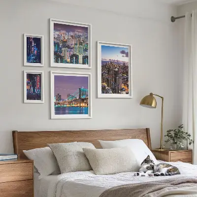 Set od 5 slika u okviru gradski noćni pejzaži s neonskim svjetlima