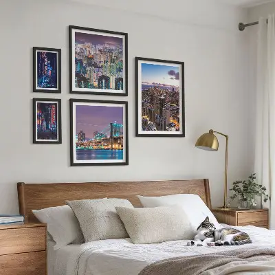 Set od 5 slika u okviru gradski noćni pejzaži s neonskim svjetlima