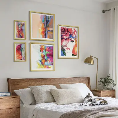 Šareni apstraktni portreti poliptih u okviru