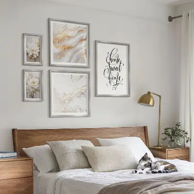 Set slika iznad kauča s motivom elegantnog cvjetnog mramora