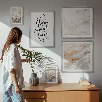 Set slika iznad kauča s motivom elegantnog cvjetnog mramora