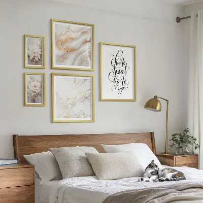 Set slika iznad kauča s motivom elegantnog cvjetnog mramora