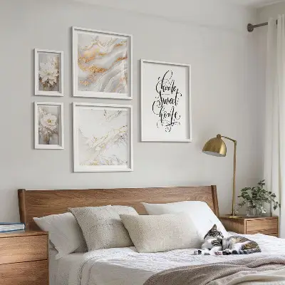 Set slika iznad kauča s motivom elegantnog cvjetnog mramora