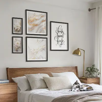 Set slika iznad kauča s motivom elegantnog cvjetnog mramora