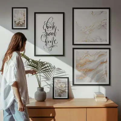 Set slika iznad kauča s motivom elegantnog cvjetnog mramora