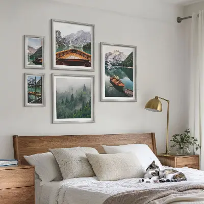 Set od 5 slika u okviru čamci na mirnim planinskim jezerima