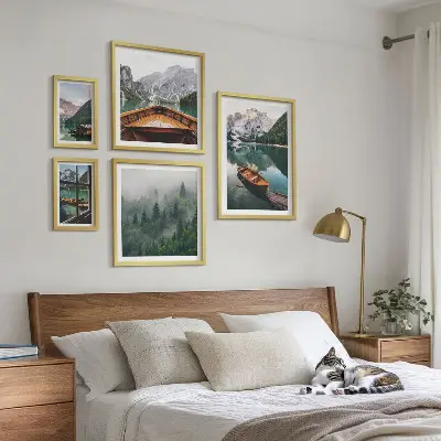 Set od 5 slika u okviru čamci na mirnim planinskim jezerima