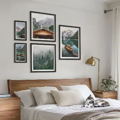 Set od 5 slika u okviru čamci na mirnim planinskim jezerima