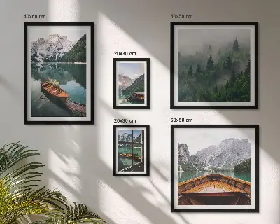 Set od 5 slika u okviru čamci na mirnim planinskim jezerima
