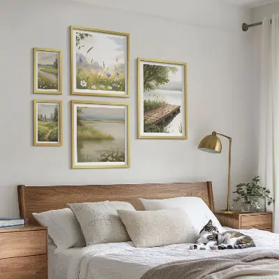 Mirni krajolici s mostom preko livada poliptih u okviru