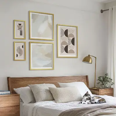 Apstraktni geometrijski oblici set slika iznad kauča