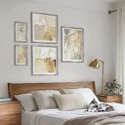 Apstraktne minimalističke kompozicije set slika iznad kauča