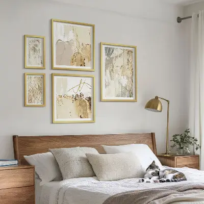 Apstraktne minimalističke kompozicije set slika iznad kauča