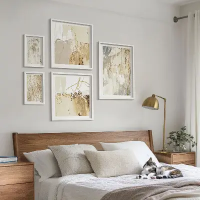 Apstraktne minimalističke kompozicije set slika iznad kauča