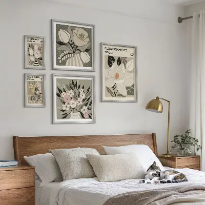 Set slika iznad kauča s cvjetnim uzorcima inspiriran umjetnošću Londona i Seula