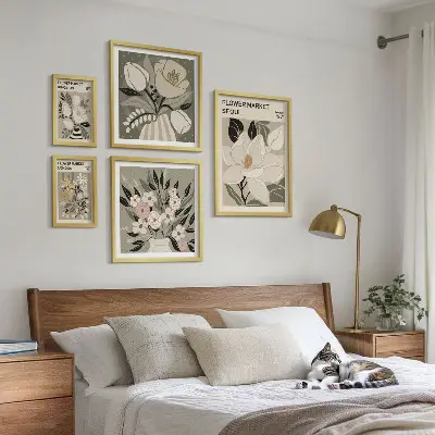 Set slika iznad kauča s cvjetnim uzorcima inspiriran umjetnošću Londona i Seula