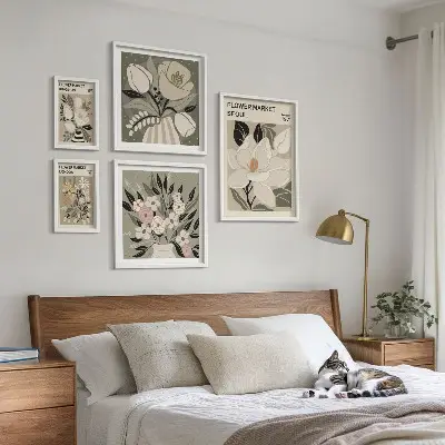 Set slika iznad kauča s cvjetnim uzorcima inspiriran umjetnošću Londona i Seula