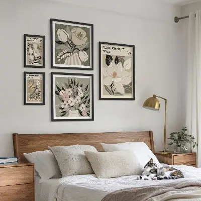 Set slika iznad kauča s cvjetnim uzorcima inspiriran umjetnošću Londona i Seula