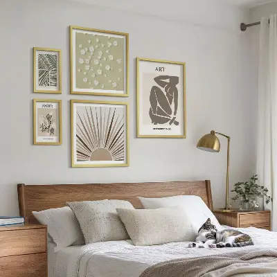 Elegantna apstraktna biljna grafika set slika iznad kauča