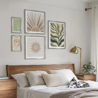 Elegantna apstraktna biljna grafika set slika iznad kauča