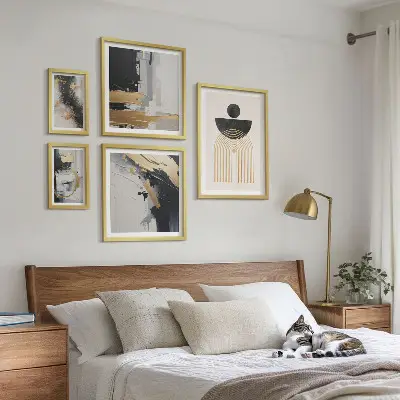 Apstraktne moderne kompozicije poliptih u okviru