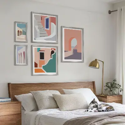 Pastelna arhitektonska grafika set slika iznad kauča