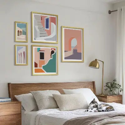 Pastelna arhitektonska grafika set slika iznad kauča
