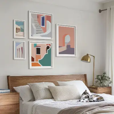 Pastelna arhitektonska grafika set slika iznad kauča