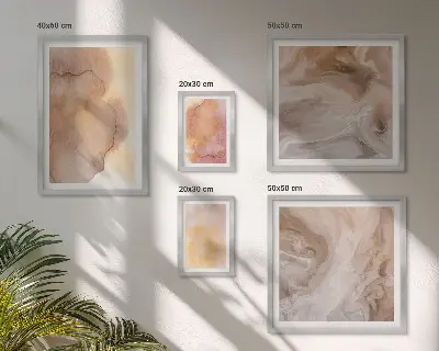 Set slika iznad kauča s toplim akvarelnim teksturama u boji