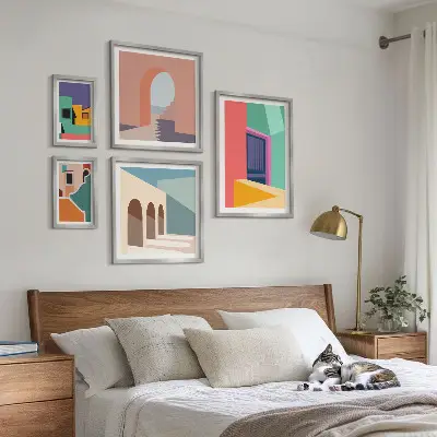 Set slika s motivom grada šarene ilustracije za postavljanje iznad kauča