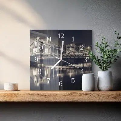 Stakleni četvrtasti sat Most
