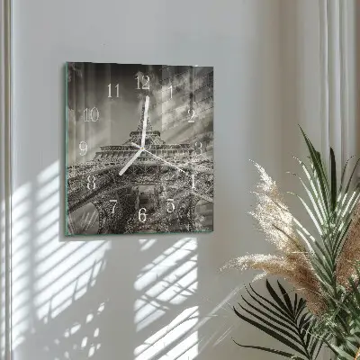Stakleni četvrtasti sat Eiffelov toranj